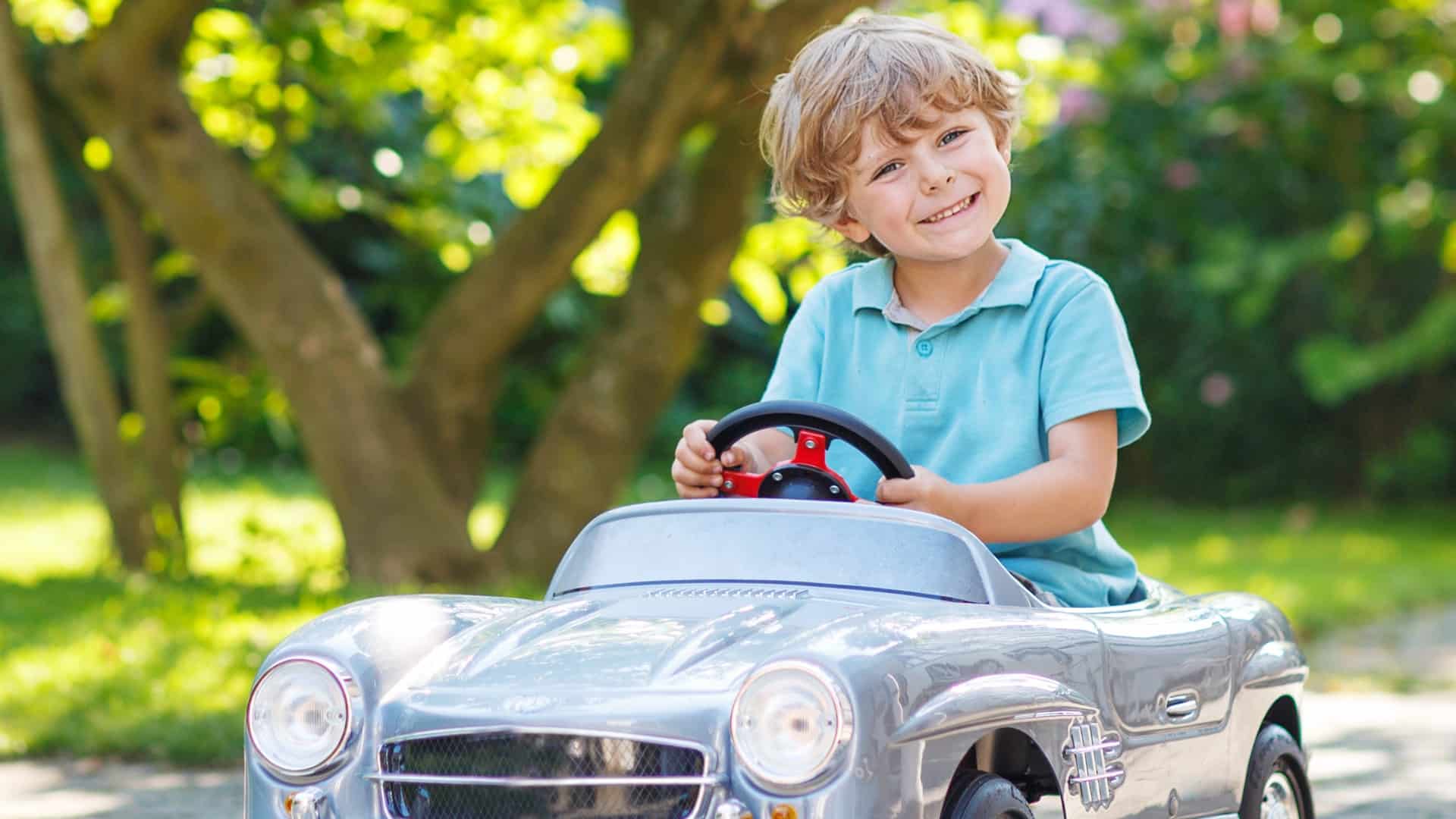 ¿Cómo puedo cuidar mi coche eléctrico para niños a lo largo de los años?